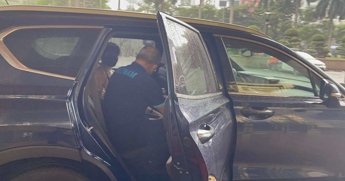 Thầy Park được vợ đến đón, tuyển Việt Nam xả trại rời khách sạn