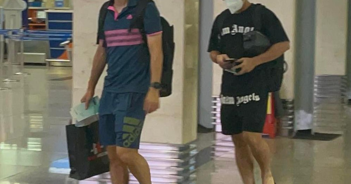 Trở lại Hà Nội khi đồng đội đã sang Singapore, Hùng Dũng khắc khoải chờ tin vui