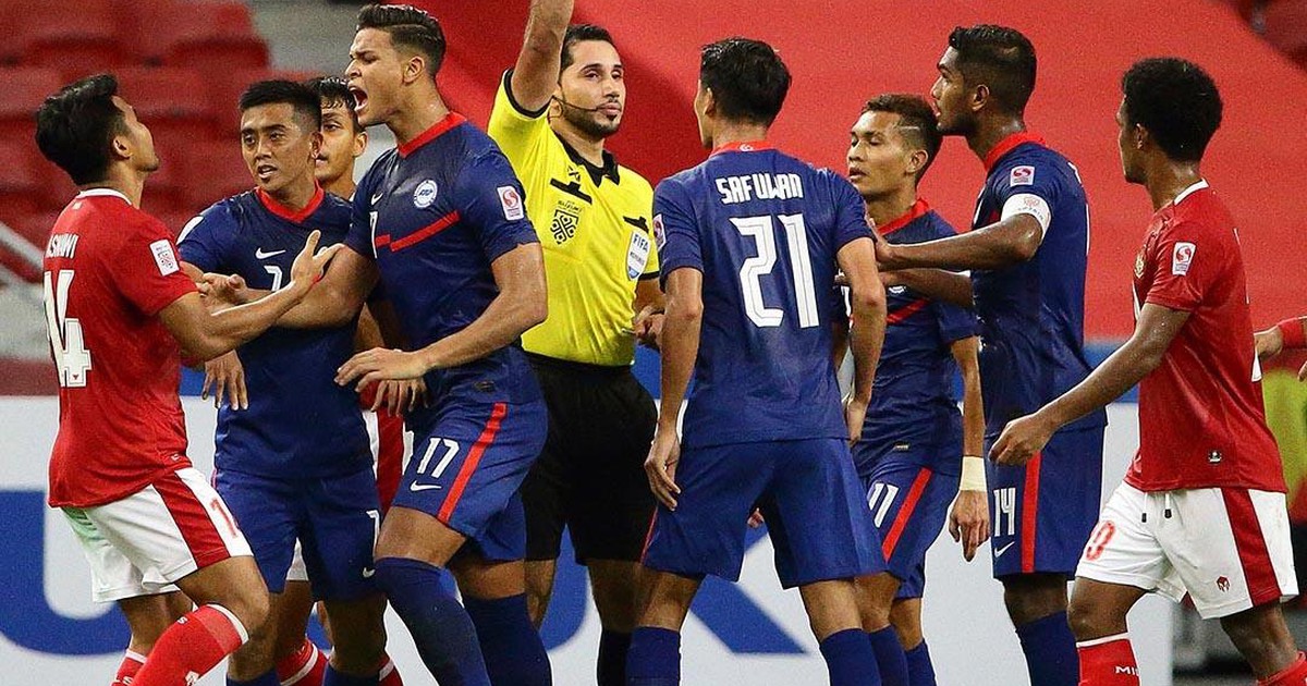 Trọng tài ‘tặng’ Singapore 3 thẻ đỏ, AFF chê bắt kém khiến… tuyển Việt Nam âu lo