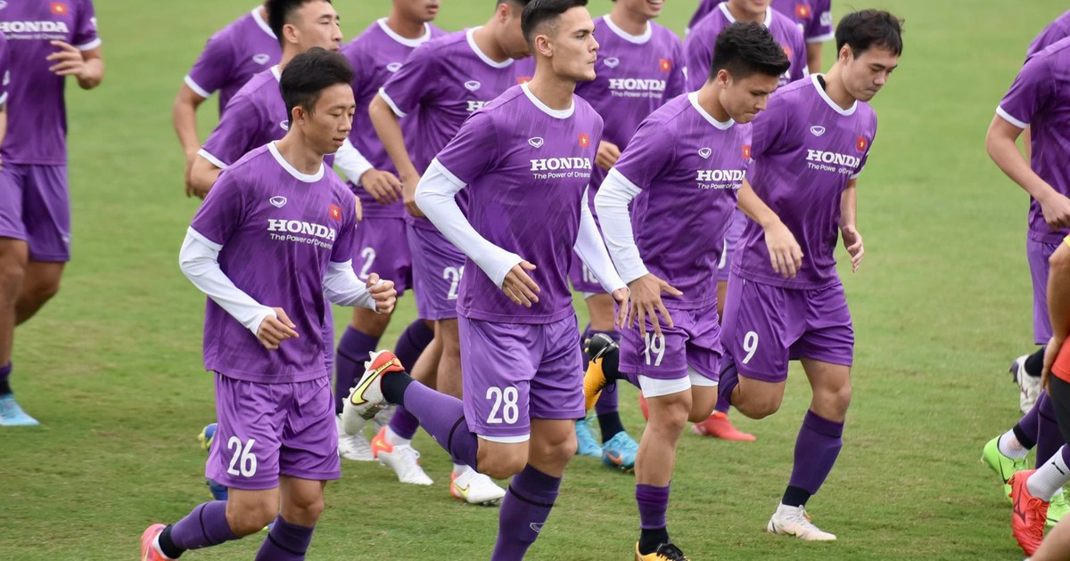 Lại thêm tiền vệ Châu Ngọc Quang bị F0, tuyển Việt Nam rối bời