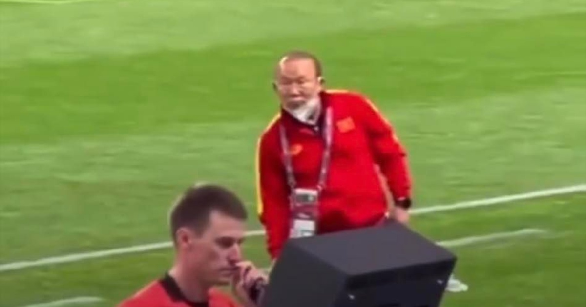 VAR vừa là ‘hung thần’ vừa là... bạn của tuyển Việt Nam