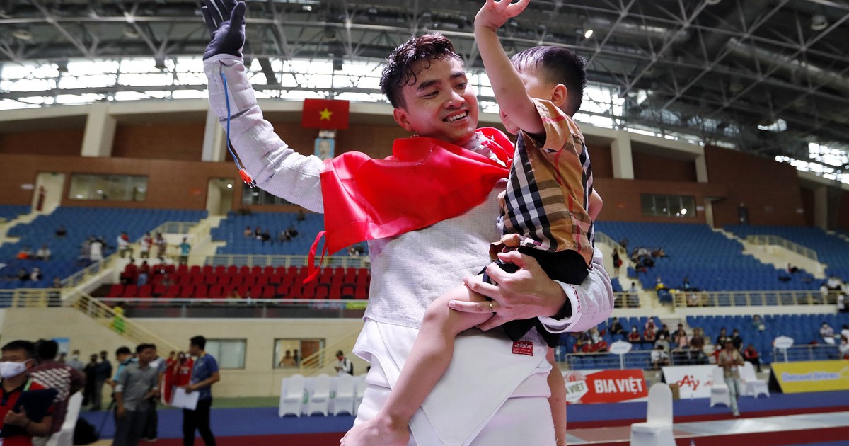 Cận cảnh nhà vô địch SEA Games 3 lần liên tiếp... bế con trai sau chiến thắng