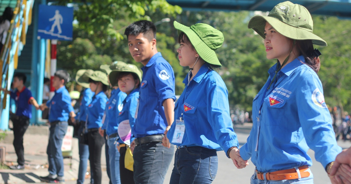 Thanh niên tình nguyện đội nắng 40 độ C tiếp sức mùa thi