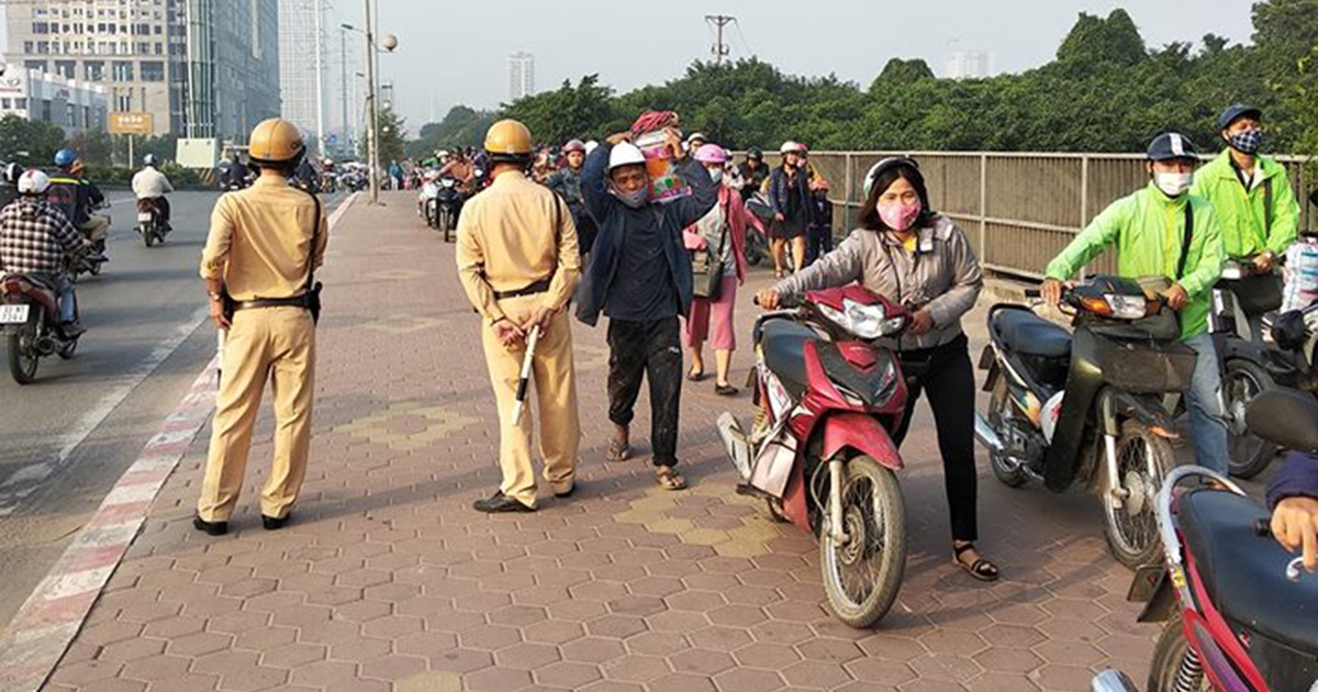 Hàng trăm người dắt xe máy ngược chiều trên phố Hà Nội để 'né' CSGT
