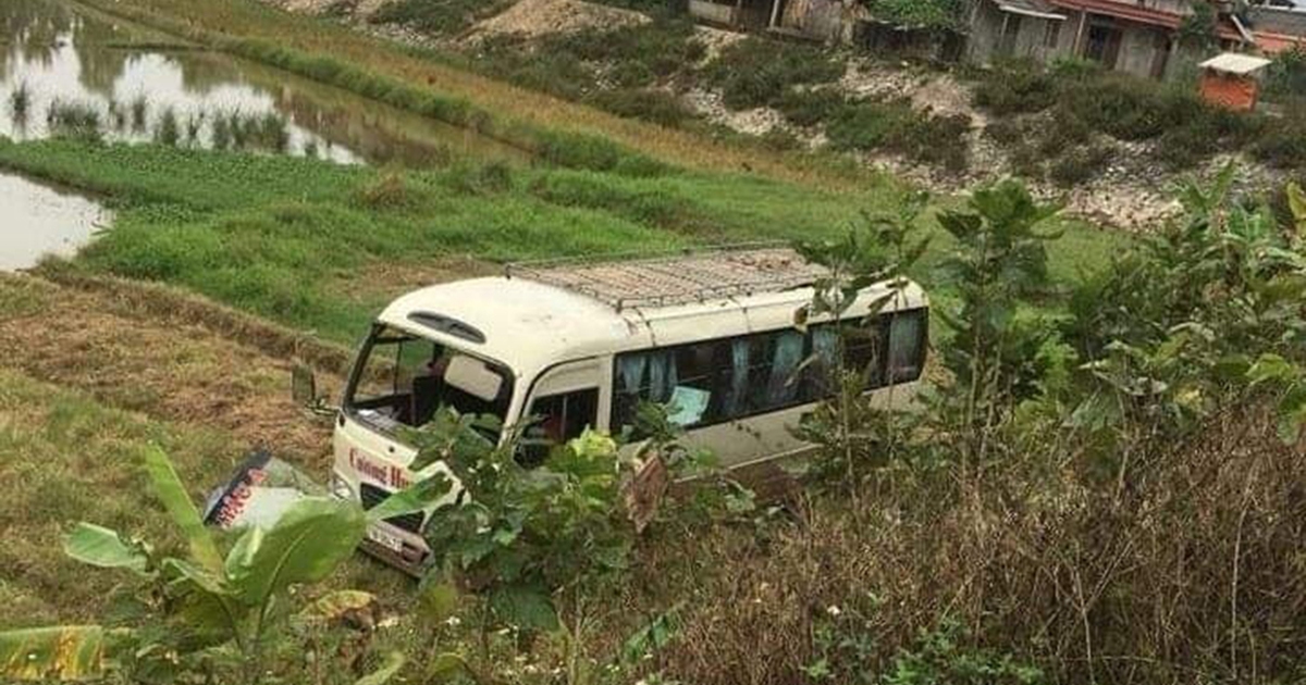 Xe khách mất lái lao xuống ruộng, 7 người bị thương ở Yên Bái