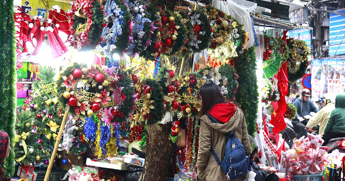 Phố phường Hà Nội tấp nập, lung linh đón Giáng sinh 2018