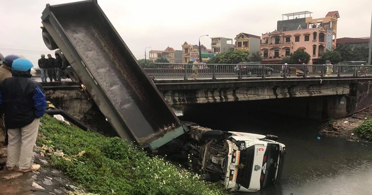 Xe đầu kéo húc đổ lan can lao xuống sông, tài xế may mắn thoát nạn