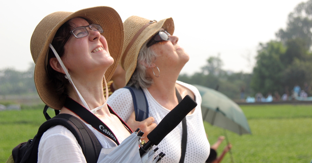 Khách nước ngoài 'đội nắng' xem lễ hội diều ngàn năm tuổi ở Hà Nội