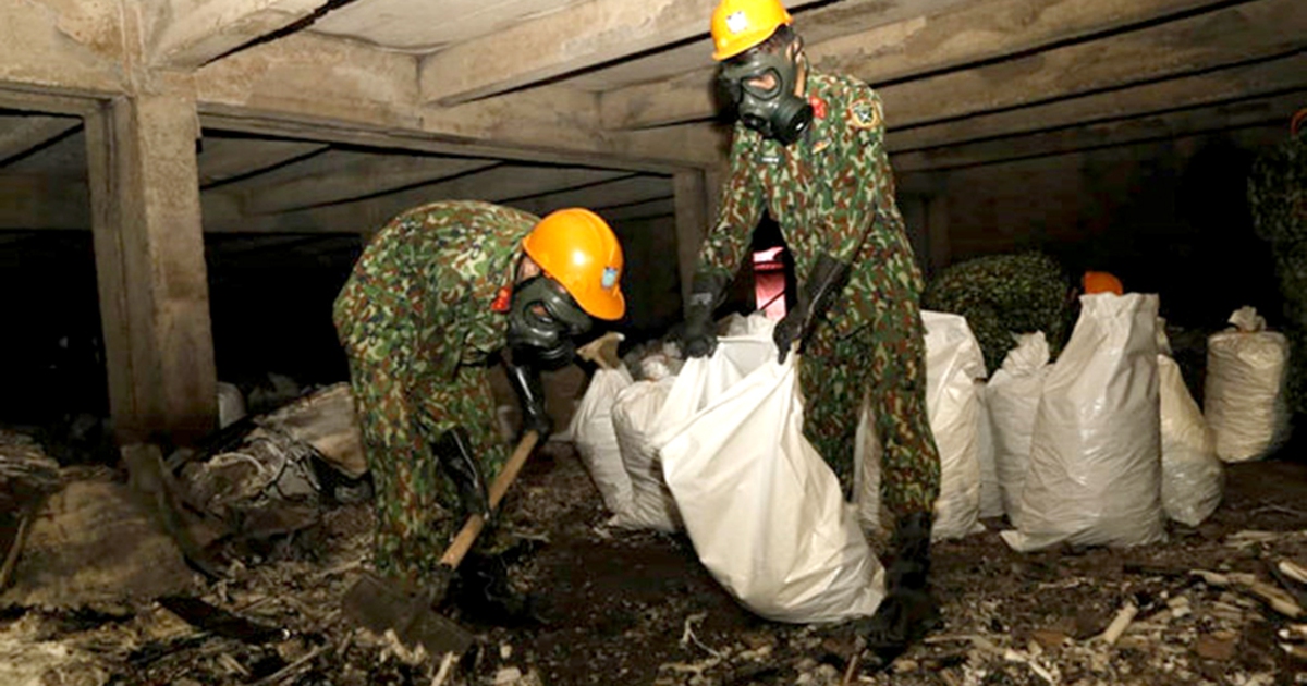 Đang hút bùn, thông cống rãnh nước thải quanh Công ty Rạng Đông