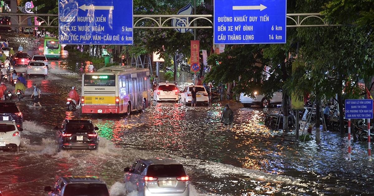 Hà Nội chi hàng trăm triệu USD chống ngập, phố vẫn thành 'sông'