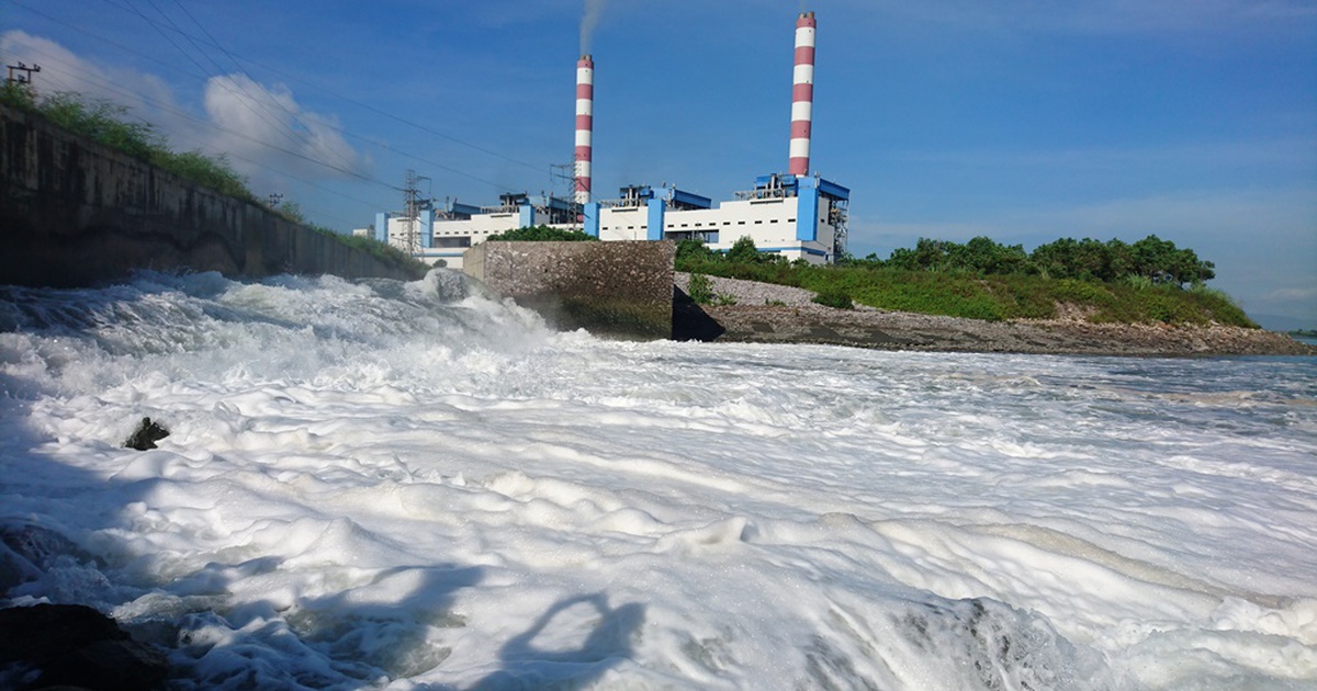 Nước nóng bốc hơi từ Nhà máy nhiệt điện Quảng Ninh đổ ra sông