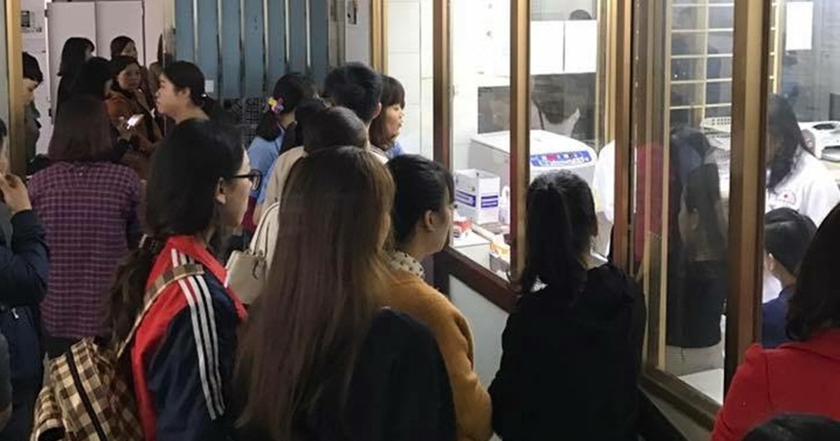 Xúc động hình ảnh hàng trăm giáo viên chờ hiến máu cứu học sinh bị tai nạn