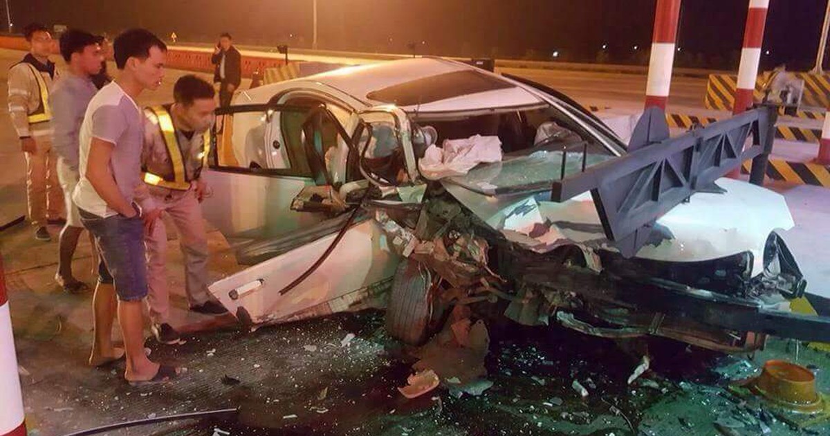 Xe Lexus đâm vào trạm thu phí trên cao tốc, một người chết