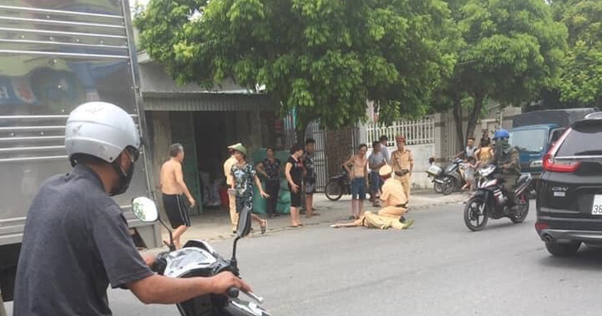 Quái xế 16 tuổi điều khiển xe máy tông hất tung cảnh sát giao thông