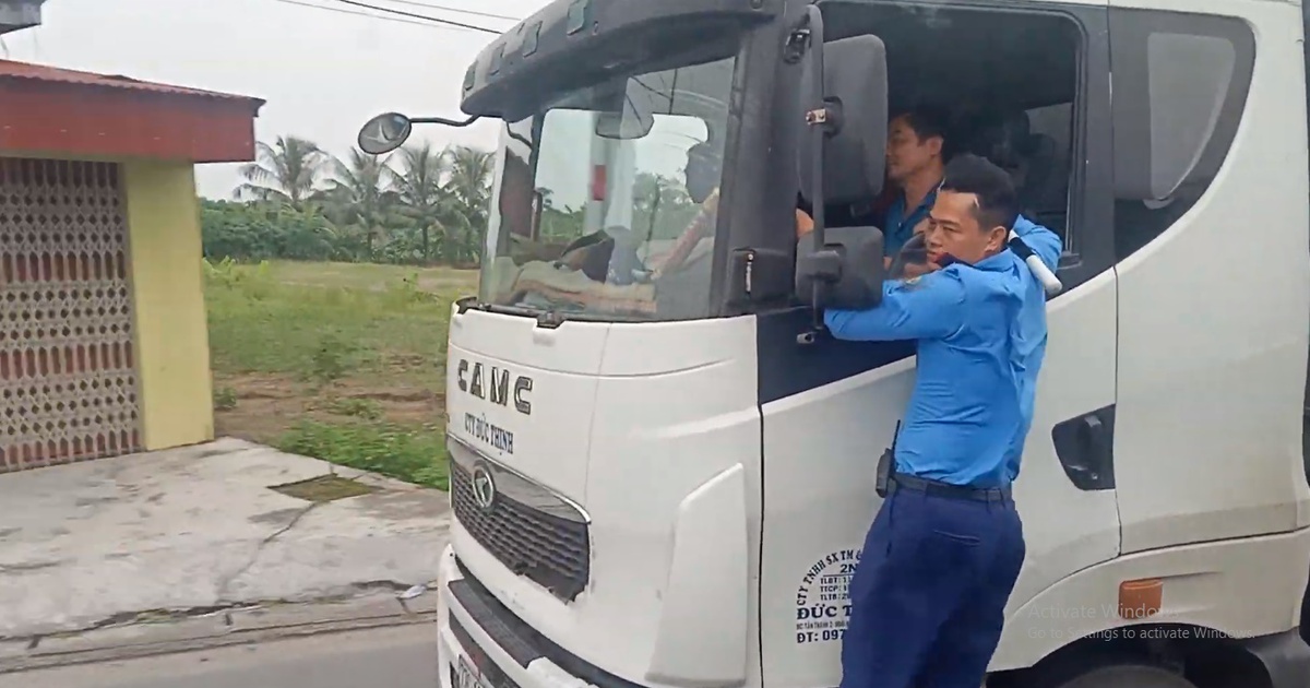 Thanh tra giao thông Hải Phòng 'đánh đu' trên xe quá tải trốn trạm cân gần 3 km