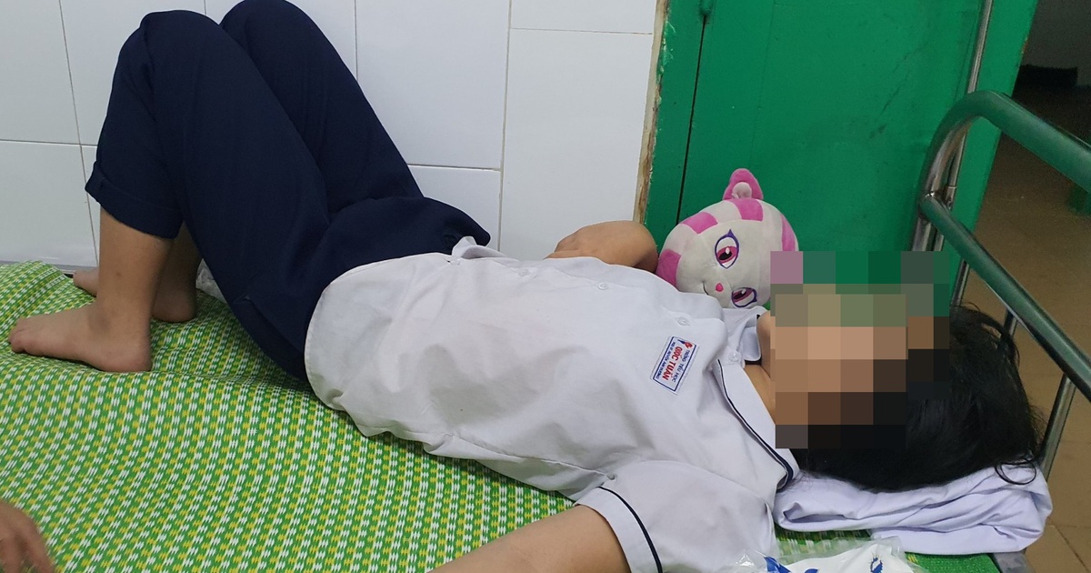 Hàng chục học sinh Hải Phòng có dấu hiệu ngộ độc sau khi uống nước ngọt