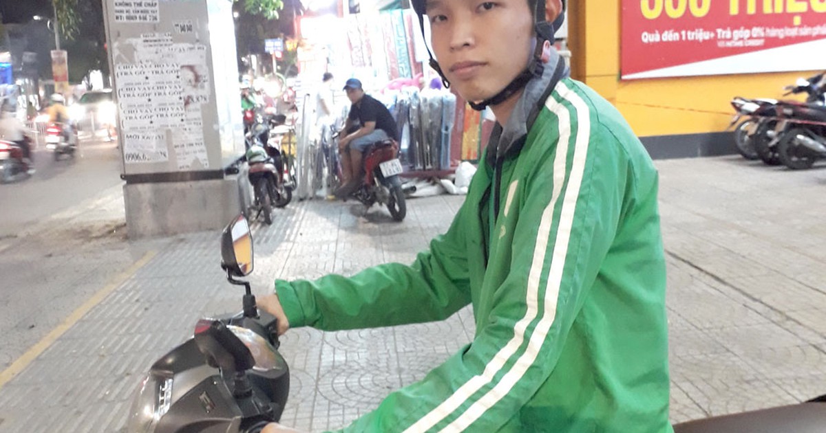 Chạy xe ôm, bán vé số... để tiếp tục đến trường