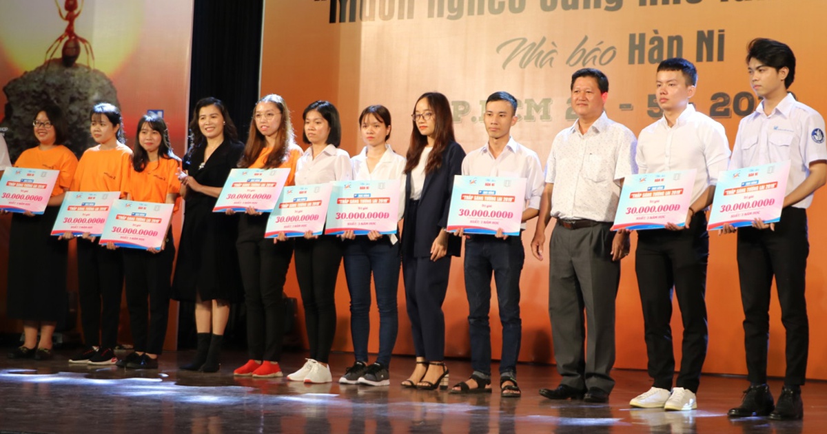 'Vừa nhận tiền học bổng, em gửi ngay về quê cho ba mẹ trang trải'