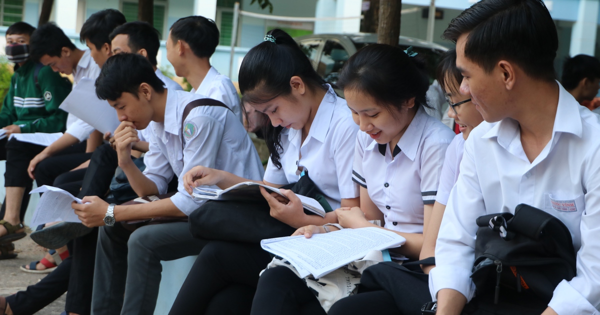 Cha me làm gì để giúp con vượt qua áp lực mùa thi?