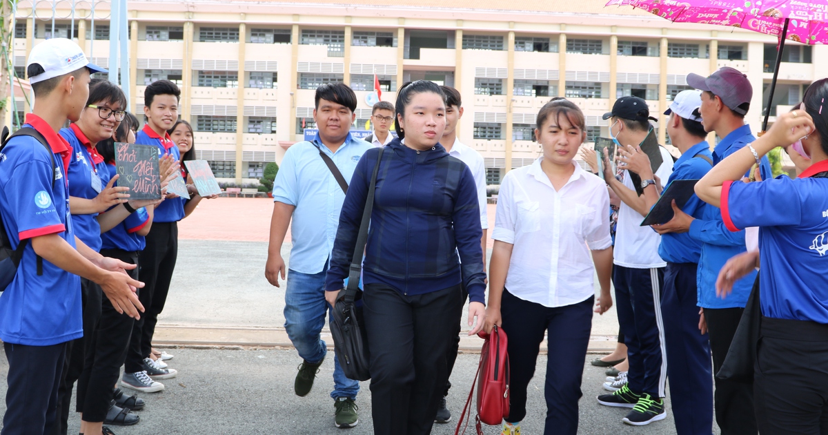 Gần ngày thi tốt nghiệp THPT, cha mẹ cần chăm sóc con mình thế nào?