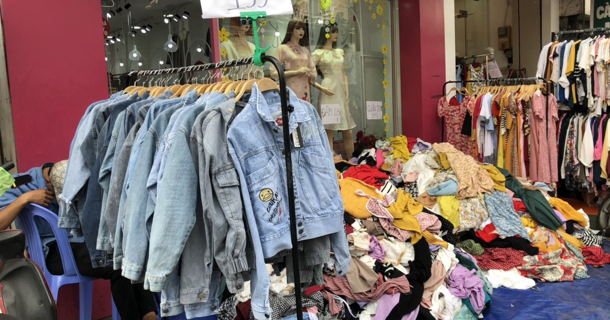 Sài Gòn lạnh như Đà Lạt, bạn trẻ 'săn' áo ấm giá rẻ