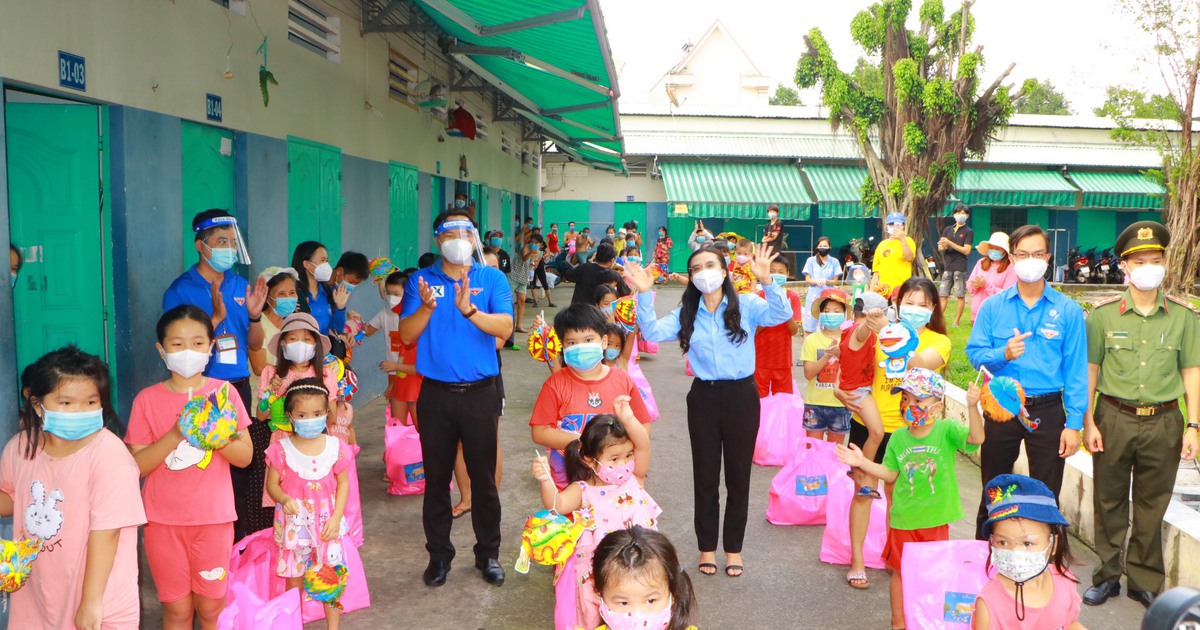 Quà trung thu nghĩa tình dành cho thiếu nhi và trẻ mồ côi mùa dịch Covid-19