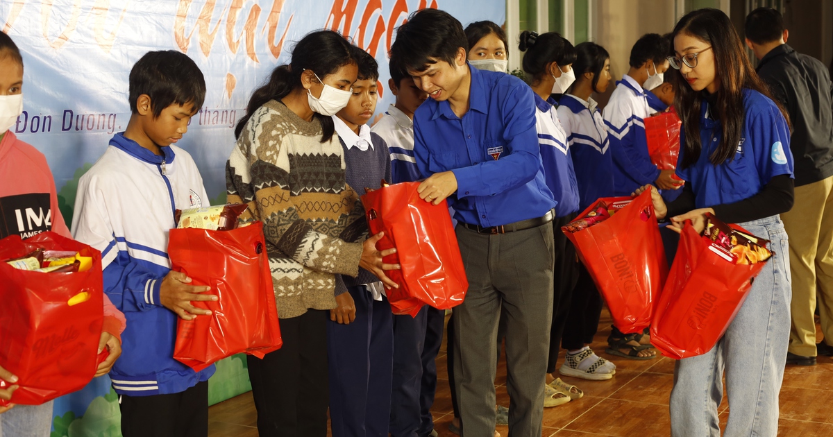 Tình nguyện mang niềm vui vật chất, tinh thần đến với đồng bào vùng sâu, vùng xa