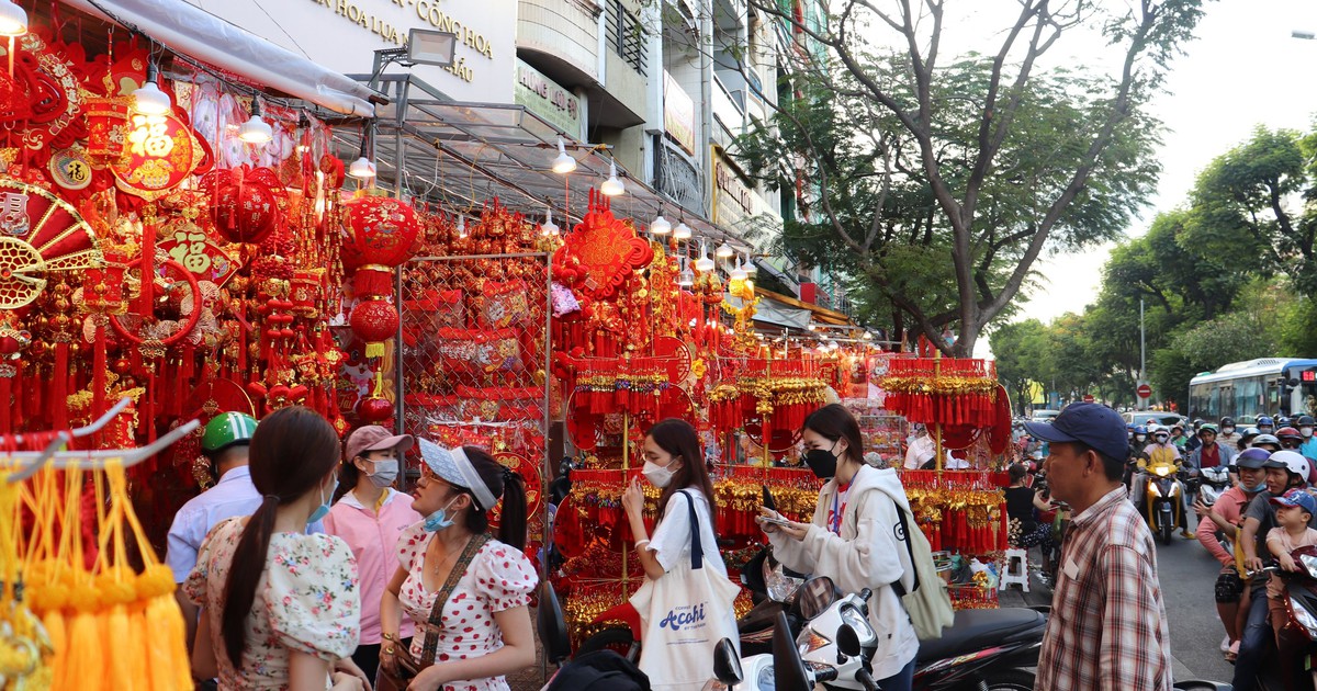 Nhộn nhịp ở phố mua sắm đồ trang trí nhà đẹp đón tết