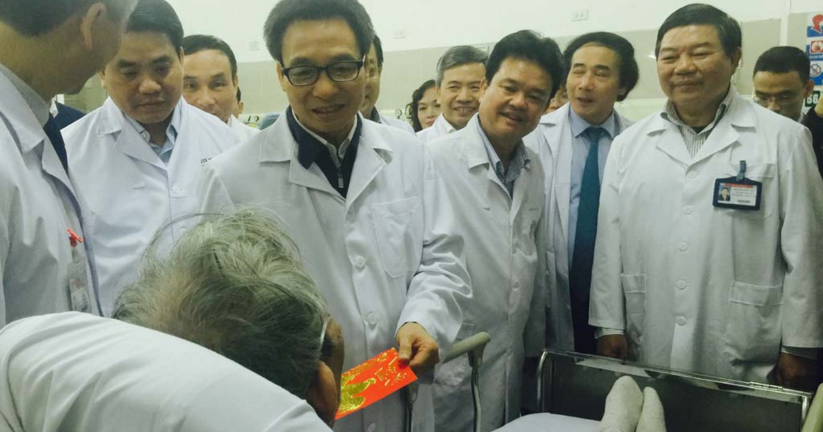 Phó thủ tướng Vũ Đức Đam mừng tuổi các bệnh nhân