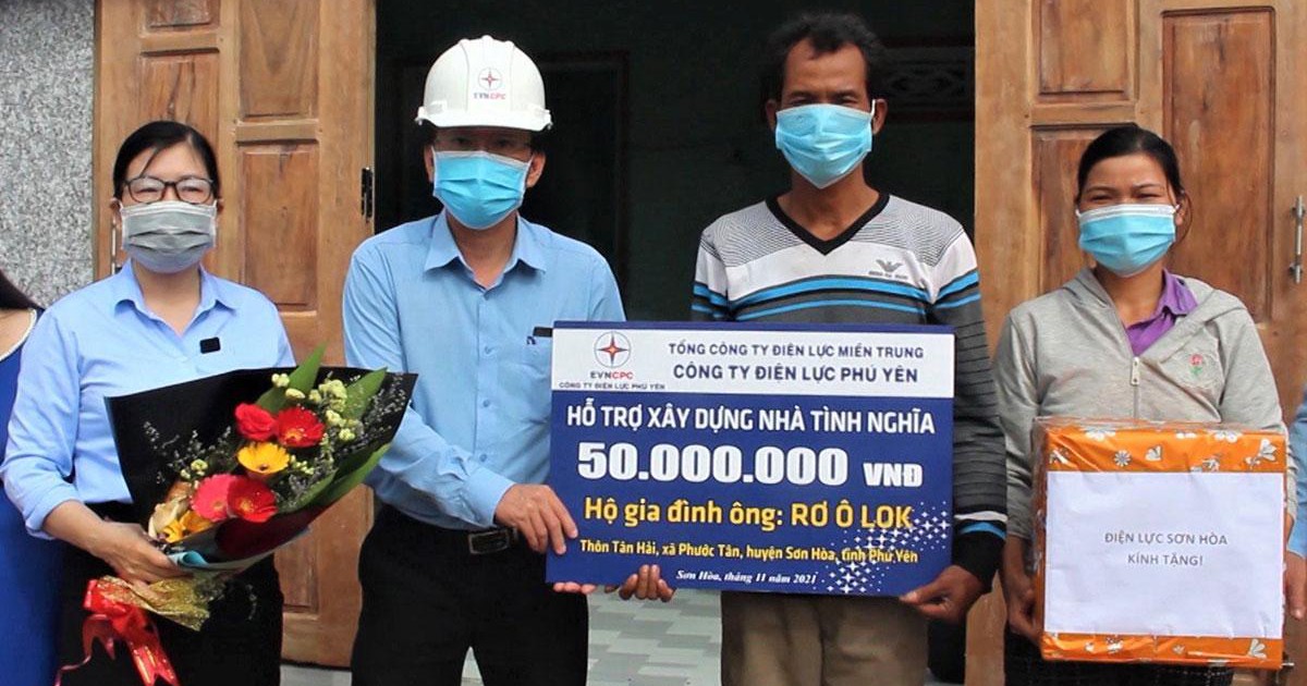 Công ty Điện lực Phú Yên bàn giao nhà tình nghĩa cho hộ nghèo