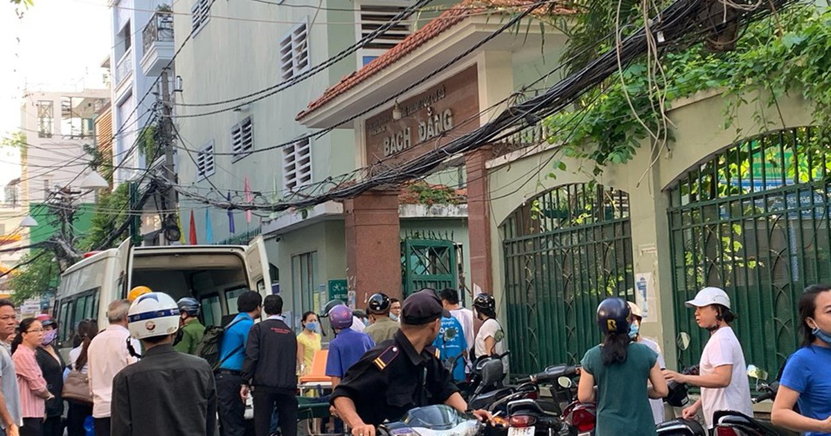 Cây đổ đè chết học sinh, làm gì để tránh gặp nạn khi đi học mùa mưa?