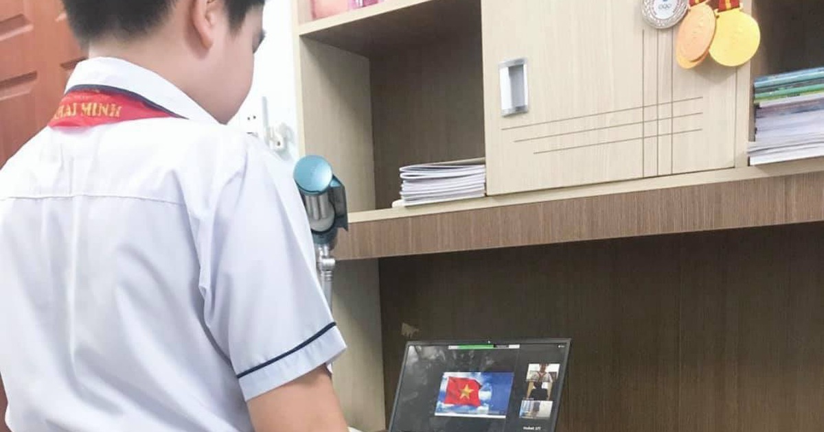 Xúc động học sinh tiểu học TP.HCM chào cờ trực tuyến, bắt đầu năm học mới