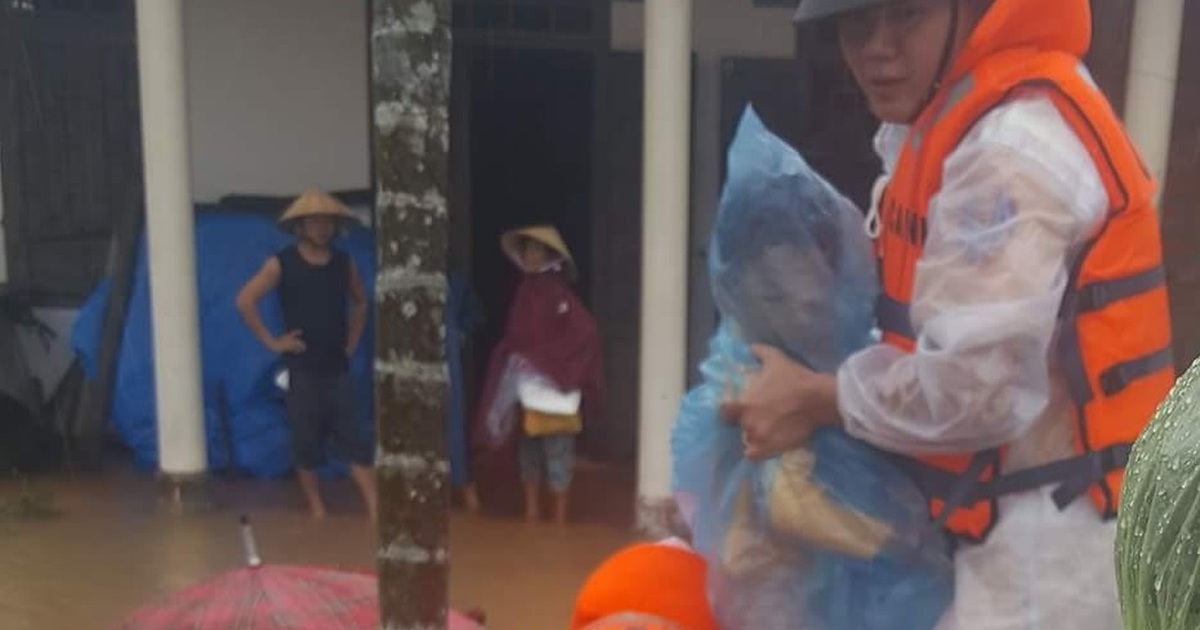 Công an lái ca nô vượt lũ dữ đưa bé 5 tháng tuổi đi cấp cứu