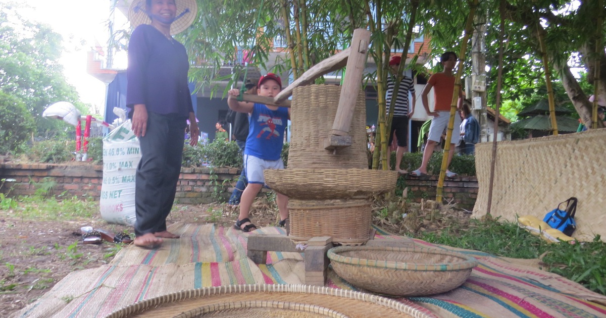 Người thành phố nườm nượp đi chợ quê