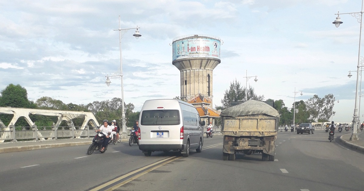 Xử phạt tài xế 'xe biển xanh' lấn làn, vượt ẩu