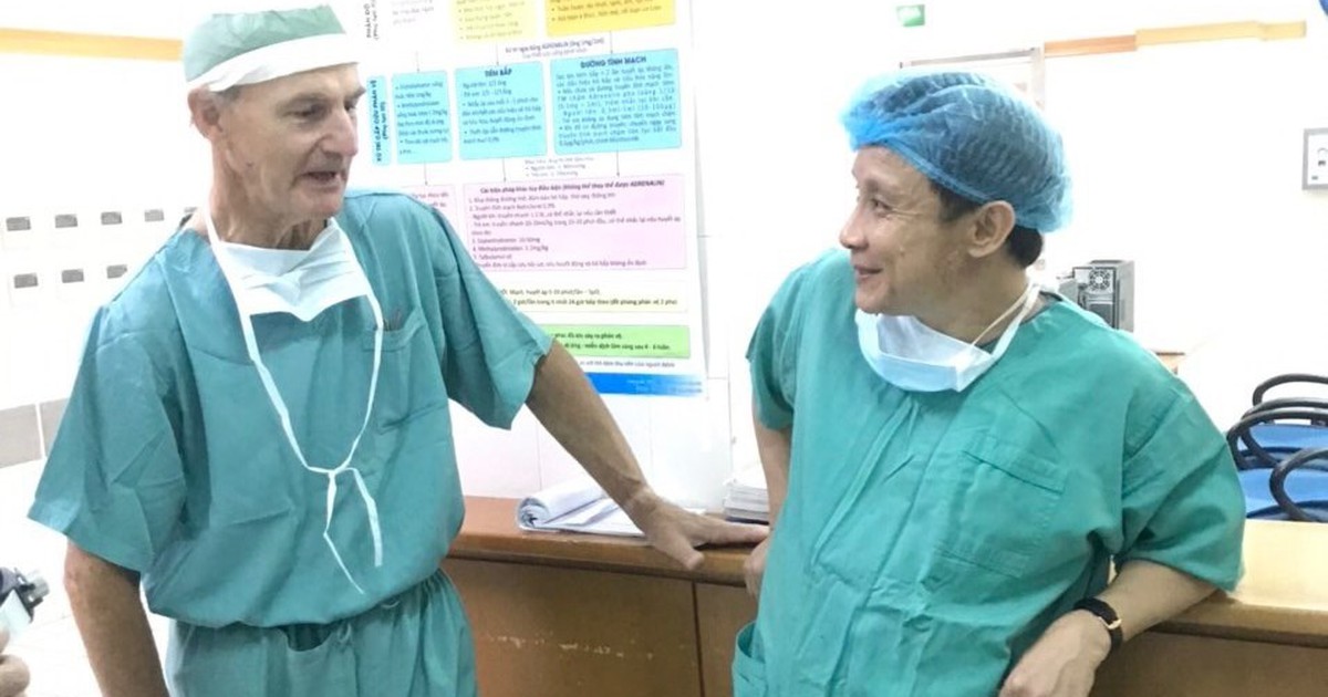 Giáo sư Mỹ bay nửa vòng trái đất đến Việt Nam tái tạo gương mặt cho bé gái