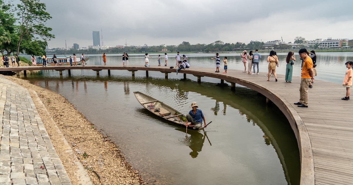 Bị phạt 15 triệu đồng vì kích điện rà cá ngay cầu bán nguyệt sông Hương