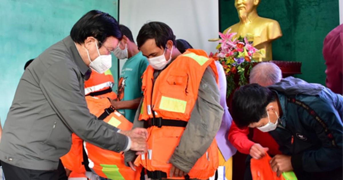 Nguyên Chủ tịch nước Trương Tấn Sang tặng áo phao cho ngư dân Thừa Thiên - Huế