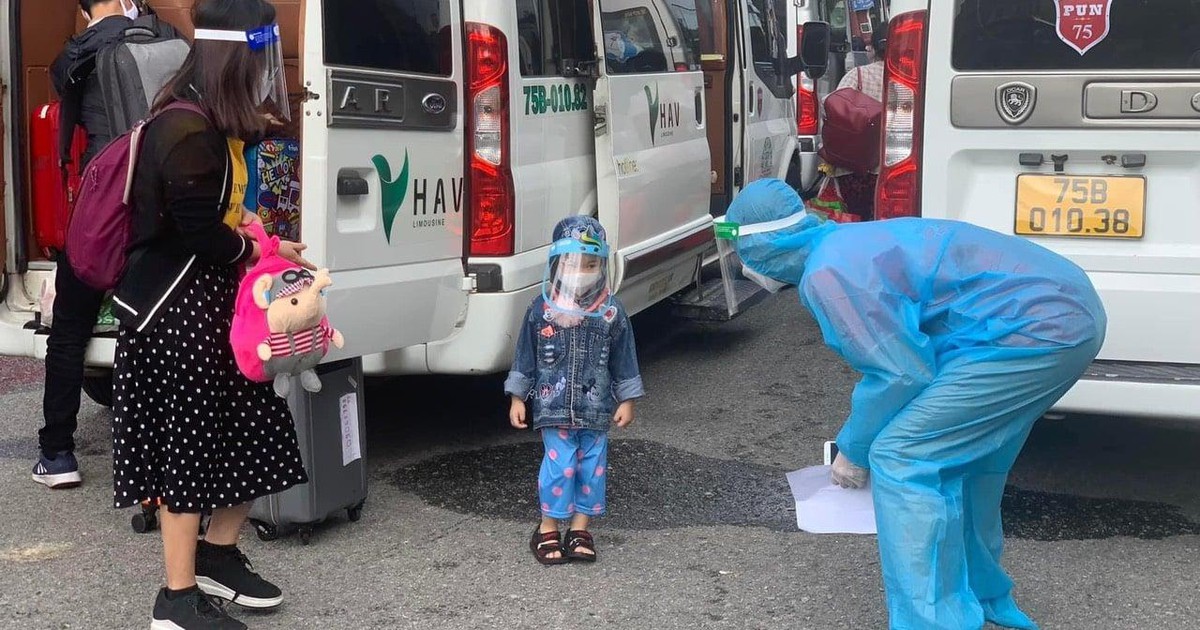 Thắt ruột nhìn những em nhỏ F0 rời nhà trong đêm: 'Chẳng sợ, dúi vào người lạ'