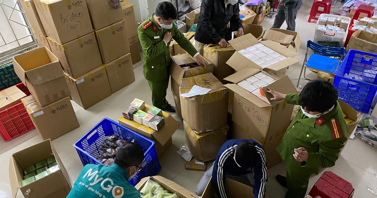 Tạm giữ số lượng lớn thực phẩm giảm cân không rõ nguồn gốc