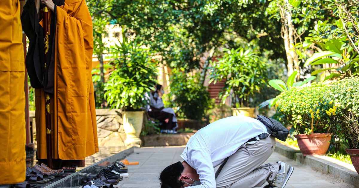 Tang lễ Thiền sư Thích Nhất Hạnh: Không nhạc, kèn; mọi người tâm tang im lặng trong an lành