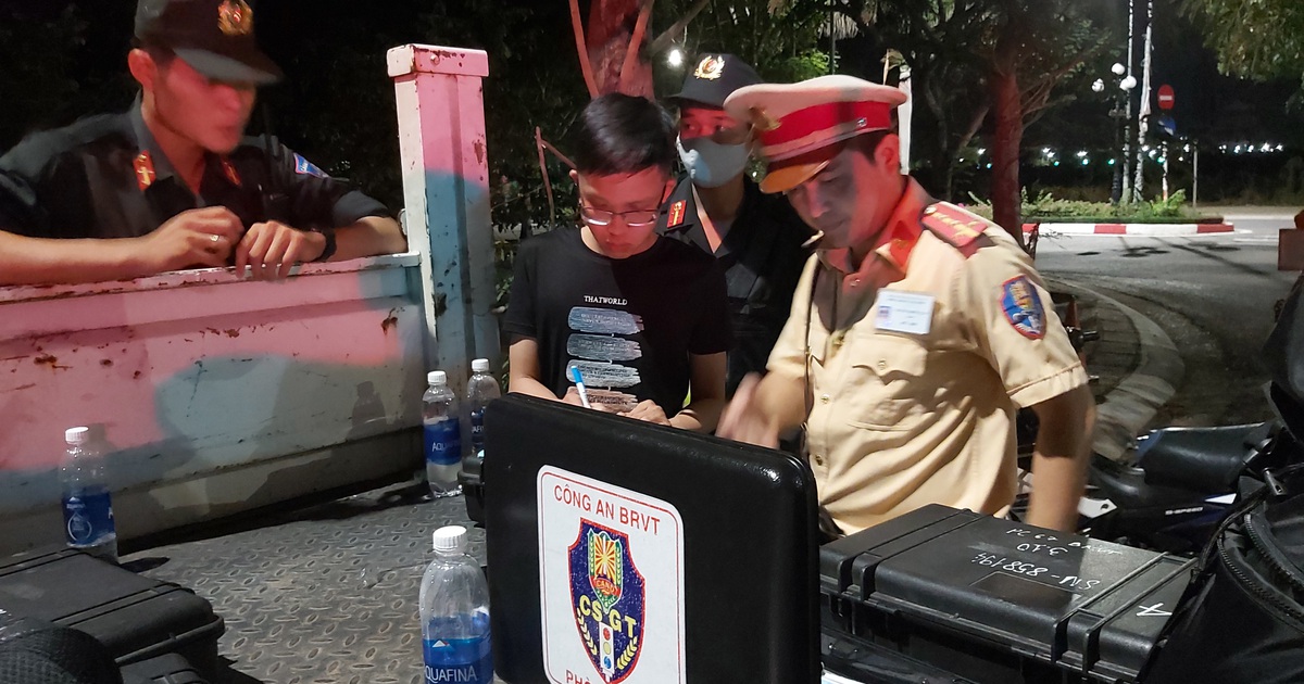 Lái ô tô mang ma túy ra cho bạn nhậu cùng chơi, bị CSGT bắt giữ