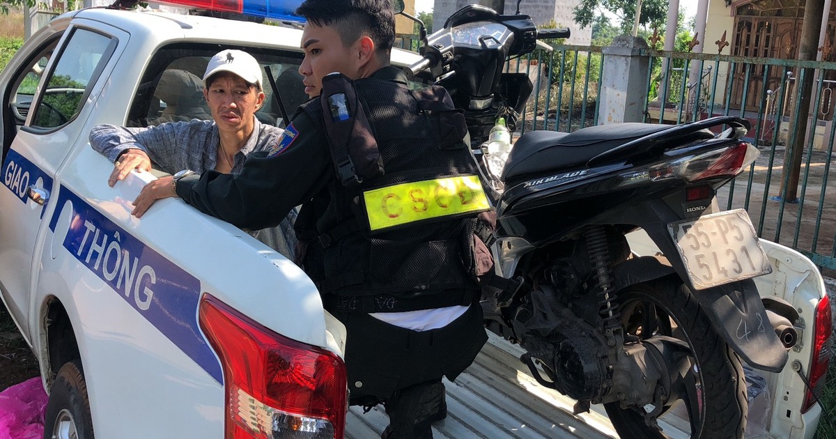 Cảnh sát giao thông bắt giữ nghi can tàng trữ trái phép chất ma túy