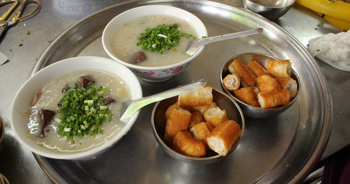 Người Sài thành bình dân xì xụp tô cháo mực ấm sực, ngọt lành ngày mưa