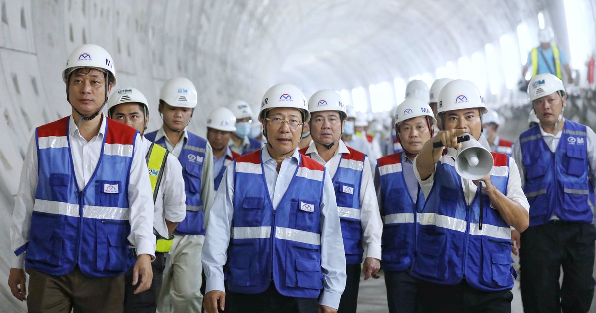 Phó Thủ tướng đi xuyên lòng đất hơn 1 km thị sát tuyến metro số 1