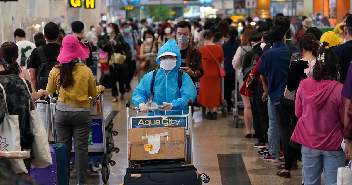 Đông nghẹt người về quê ăn tết, sân bay Tân Sơn Nhất ra khuyến cáo 'nóng'