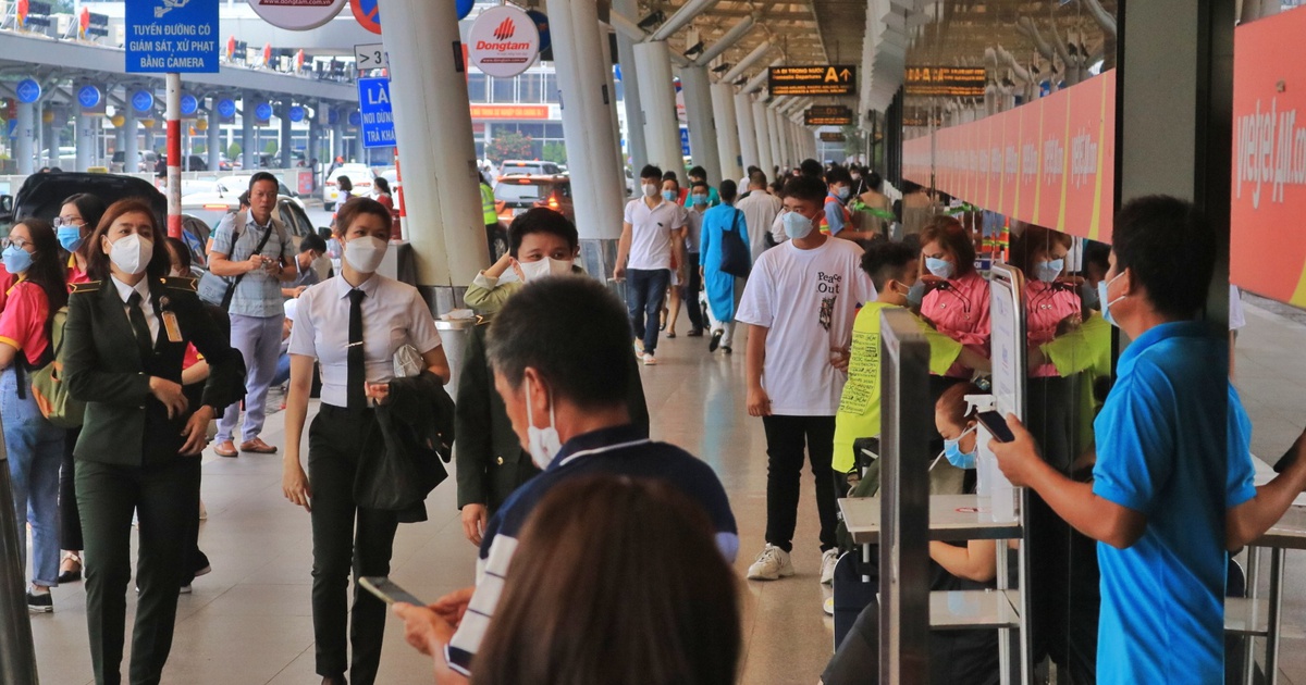 Mưa làm máy bay 'tắc' trên trời, Tân Sơn Nhất căng mình giảm ùn ứ mặt đất