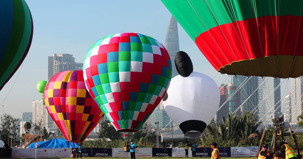 Tới Thủ Thiêm ngay thôi, khinh khí cầu bay rợp trời rồi!