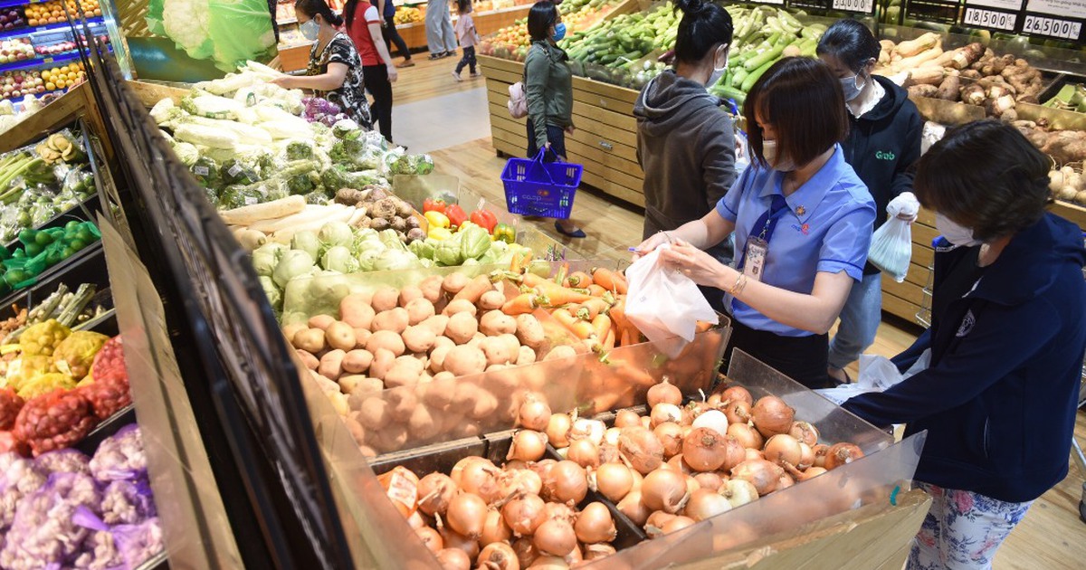 Siêu thị tăng dự trữ dầu ăn, thịt heo, trứng... bán Tết Tân Sửu