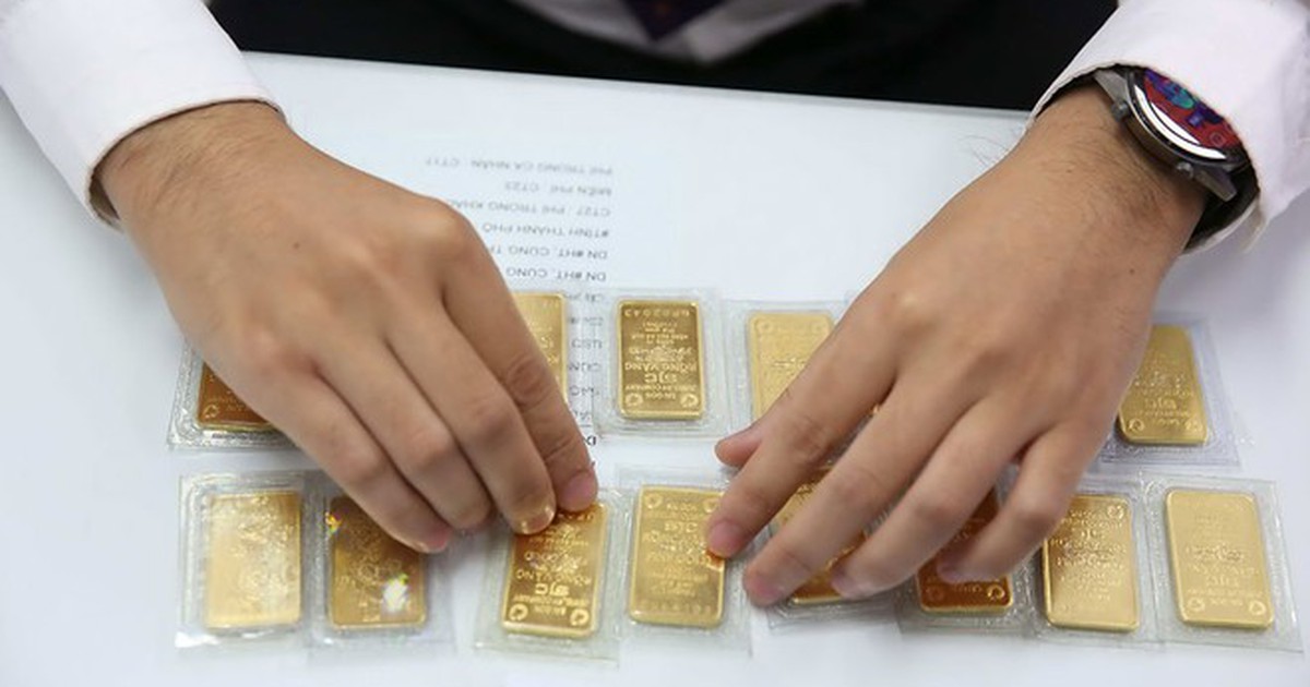 Giá vàng hôm nay 5.3.2022: Tăng thẳng đứng, tiến tới mốc 70 triệu đồng/lượng